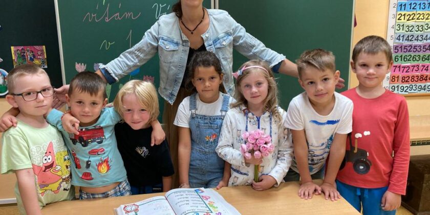 Slavnostní podepisování kroniky prvňáčky.